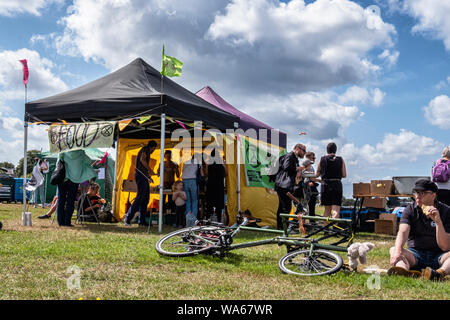 UK, London, Blackheath Gemeinsame, 17.-18. August 2019. Ein Aussterben Rebellion Ereignis in South East London dieses Wochenende schärfen das Bewusstsein für die zunehmende globale Klimawandel. Aktivisten haben geplanter Tätigkeiten auf Blackheath Gemeinsamen Rat und Regierung die Investitionen in der Industrie für fossile Brennstoffe und ihre Auswirkungen auf das Leben auf dem Land und in den Ozeanen zu protestieren. Das zweitägige Festival Diskussionen, Lautsprecher, live Band und Unterhaltung aufgenommen hat. Ein kostenloses Essen (mit freiwilligen Spende) abgewürgt wird, veganes Essen in die Menge. Am Sonntag (18. August) wird es eine "neue Schwarze Tod Prozession", wo die Demonstranten werden Stockfoto