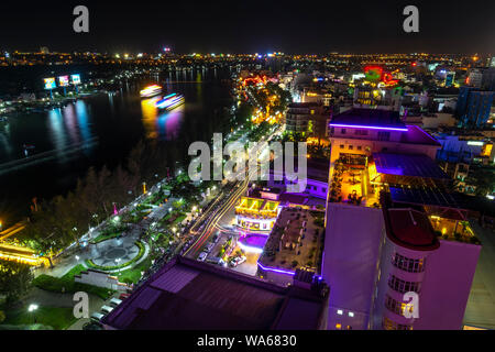 Eine Ecke Can Tho City, Vietnam in der Nacht Frieden mit Häusern entlang des Flusses leuchtende dekorative Leuchten mehr schön und einfach Stockfoto