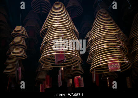 Traditionelle Räucherstäbchen Spulen innerhalb der chinesischen a-ma buddhistischen Tempel in Macau China Stockfoto