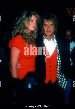 Beverly Hills, Kalifornien, USA, 4. November 1994 Model Rachel Hunter und Singer/Songwriter Rod Stewart an der grossen Schwestern Gala zu Ehren von Kathleen Kennedy am 4. November 1994 Im Beverly Hilton Hotel in Beverly Hills, Kalifornien, USA. Foto von Barry King/Alamy Stock Foto Stockfoto