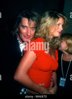 Beverly Hills, Kalifornien, USA, 4. November 1994 Singer/songwriter Rod Stewart und Model Rachel Hunter nehmen an der grossen Schwestern Gala zu Ehren von Kathleen Kennedy am 4. November 1994 Im Beverly Hilton Hotel in Beverly Hills, Kalifornien, USA. Foto von Barry King/Alamy Stock Foto Stockfoto