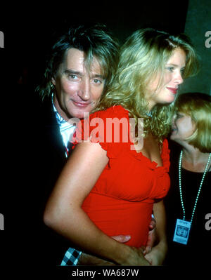 Beverly Hills, Kalifornien, USA, 4. November 1994 Singer/songwriter Rod Stewart und Model Rachel Hunter nehmen an der grossen Schwestern Gala zu Ehren von Kathleen Kennedy am 4. November 1994 Im Beverly Hilton Hotel in Beverly Hills, Kalifornien, USA. Foto von Barry King/Alamy Stock Foto Stockfoto