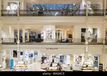 Paris Le Bon Marche - Interieur von Le Bon Marche Kaufhaus im 7. arrondissement von Paris, Frankreich, Europa. Stockfoto