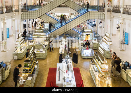 Paris Le Bon Marche - Interieur von Le Bon Marche Kaufhaus im 7. arrondissement von Paris, Frankreich, Europa. Stockfoto