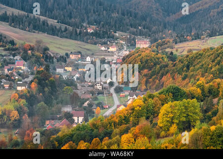 Farbenprächtige Herbstlandschaft im Bergdorf bei Sonnenaufgang. Schönen Morgen in den Karpaten, Ukraine Stockfoto