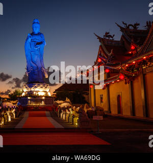 Statue von tianhou Mazu, Chinesischen Meer Göttin an Vihara Satya Dharma, chinesischen buddhistischen Tempel. Hafen Benoa, Bali, Indonesien. Nacht. Quadratisches Bild. Stockfoto