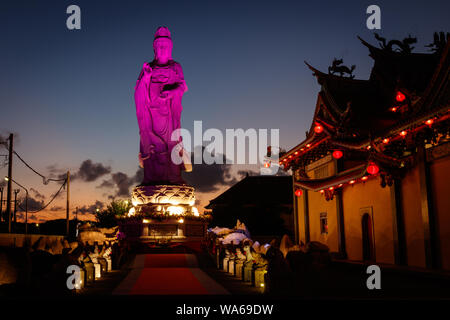 Statue von tianhou Mazu, Chinesischen Meer Göttin an Vihara Satya Dharma, chinesischen buddhistischen Tempel. Hafen Benoa, Bali, Indonesien. Nacht. Stockfoto