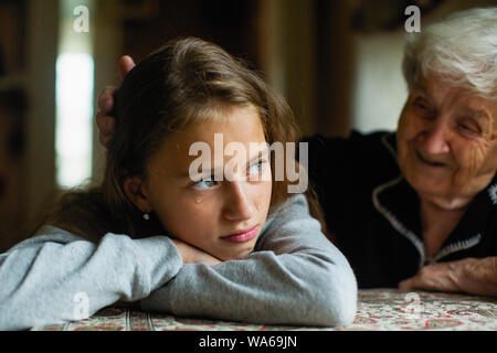Oma tröstend eine schreiende Mädchen - Enkelin. Stockfoto