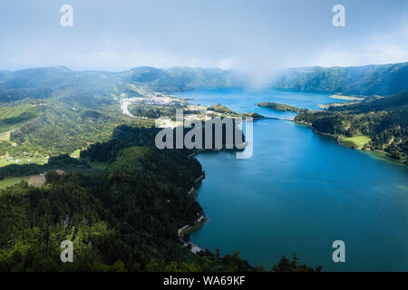 Ansicht der Seen in Sete Cidades auf der Insel San Miguel - Portugal. Stockfoto