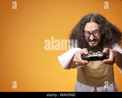 Lustige Porträt eines schlanken, Nerd spielen video game Stockfoto