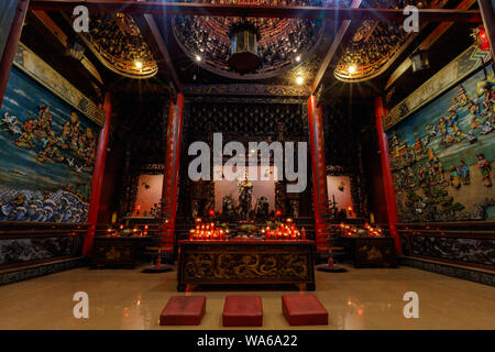 Innenraum des Vihara Satya Dharma, chinesischen buddhistischen Tempel, ehrt Tianhou Mazu, Chinesischen Meer Göttin. Tanjung Benoa, Bali, Indonesien. Nacht. Stockfoto