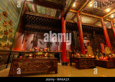 Innenraum des Vihara Satya Dharma, chinesischen buddhistischen Tempel, ehrt Tianhou Mazu, Chinesischen Meer Göttin. Tanjung Benoa, Bali, Indonesien. Nacht. Stockfoto