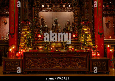 Innenraum des Vihara Satya Dharma, chinesischen buddhistischen Tempel, ehrt Tianhou Mazu, Chinesischen Meer Göttin. Tanjung Benoa, Bali, Indonesien. Nacht. Stockfoto