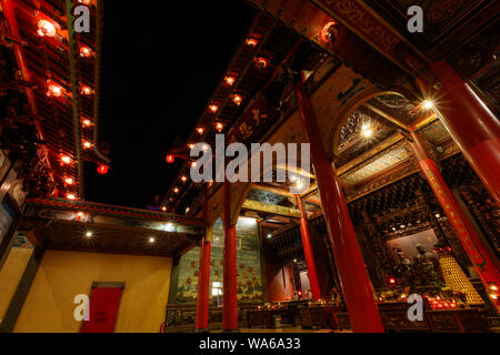 Innenraum des Vihara Satya Dharma, chinesischen buddhistischen Tempel, ehrt Tianhou Mazu, Chinesischen Meer Göttin. Tanjung Benoa, Bali, Indonesien. Nacht. Stockfoto