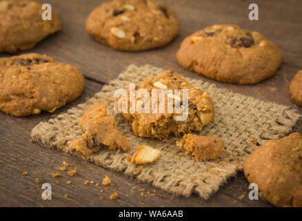 Cookies, Hafer, Nüsse und Rosinen auf einen hölzernen Tisch; selektive konzentrieren. Stockfoto