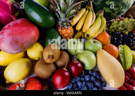 Sortierte Hintergrund der vielen tropischen bunten Früchte Ernte Stockfoto