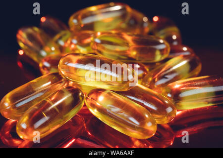Lebertran Omega 3 Kapseln auf pastellfarbenen Hintergrund isoliert Stockfoto