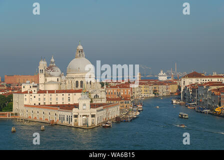 Venedig in der Morgensonne, Italien: Basilica di Santa Maria della Salute und Punta della Dogana, Grand Canal, im Hintergrund Mestre und die Kreuzfahrt te Stockfoto