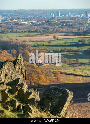 Eine Fernsicht von Leicester und die Ruinen von Lady Jane Grey's Haus als von einem felsigen Hügel in Bradgate Park, Leicestershire, England, UK gesehen Stockfoto