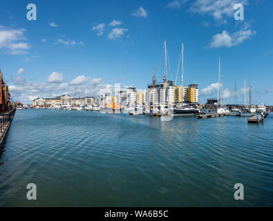 Waterside Apartments und Angelegte Boote, Sovereign Harbour, Eastbourne, East Sussex, England, Großbritannien Stockfoto