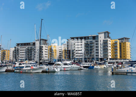 Luxus Waterside Apartments und Boote, Sovereign Harbour, Eastbourne, East Sussex, England, Großbritannien Stockfoto