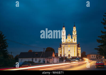 Hlybokaye oder Glubokoye, Region Witebsk, Belarus. Kirche der Hll. Dreifaltigkeit in Abend Nacht Beleuchtung. Nachtansicht Stockfoto