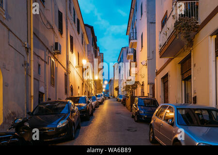 Autos geparkt auf Narrowm Straße in der Europäischen Stadt im Sommer Nacht. Stockfoto