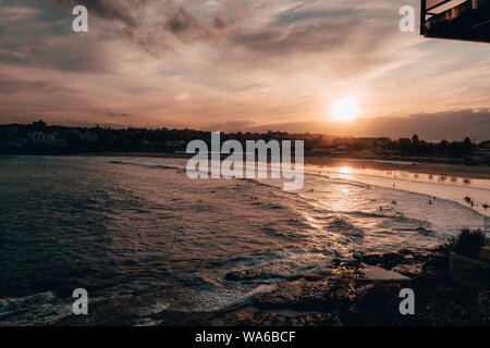 Warmen Sonnenuntergang über Bondi Beach an einem kalten Winter am Nachmittag. Stockfoto