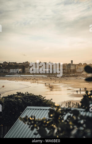 Sonnenuntergang über Bondi Beach an einem verschneiten Sonntag Nachmittag. Von Cow Park geschossen. Stockfoto