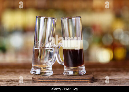 Cocktail auf der Basis von Wodka, Kaffee und Zitrone Schnaps an der Bar, Platz für Text Stockfoto