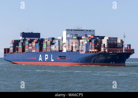 APL LION'S CITY inbound Rotterdam. APL, zusammen mit ihrer Muttergesellschaft CMA CGM ist der weltweit drittgrößte container Verschiffung und Transport Unternehmen. Stockfoto