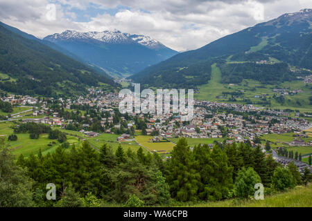 Ansicht von oben in Bormio im Sommer, eine italienische Stadt in der Provinz Sondrio in der Lombardei und renommierten Sommer und Winter Ferienort in den Alpen. Stockfoto