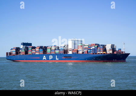 APL LION'S CITY inbound Rotterdam. APL, zusammen mit ihrer Muttergesellschaft CMA CGM ist der weltweit drittgrößte container Verschiffung und Transport Unternehmen. Stockfoto