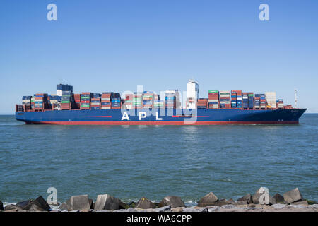 APL LION'S CITY inbound Rotterdam. APL, zusammen mit ihrer Muttergesellschaft CMA CGM ist der weltweit drittgrößte container Verschiffung und Transport Unternehmen. Stockfoto