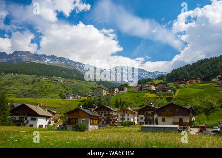 Santa Caterina Valfurva Landschaft, renommierte Sommer und Winter Ferienort in den Alpen, Valtellina, Italien. Stockfoto