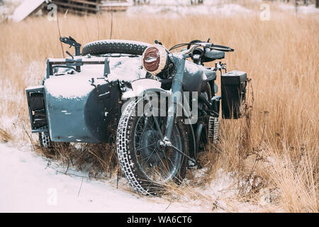 Alte Tricar, Three-Wheeled Motorrad der Wehrmacht, die Streitkräfte der Bundesrepublik Deutschland des Zweiten Weltkrieges im Winter Wald. Stockfoto