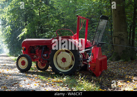 Traktor im Holzeinschlag Trunks für Brennholz Stockfoto