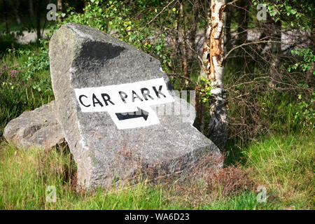 Wanderer Parkplatz Richtung zeigende Pfeil gemalt auf Rock im Wald Stockfoto