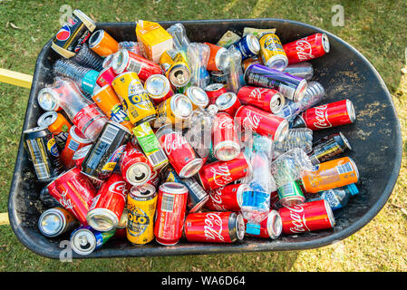 Adelaide, South Australia - Mai 6, 2018: Stapel von Soft drink Dosen und Kunststoffflaschen Nach der öffentlichen Veranstaltung und bereit für das Recycling gesammelt Stockfoto