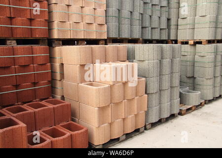 Paletten mit Steinen in einem Hardware-store Stockfoto