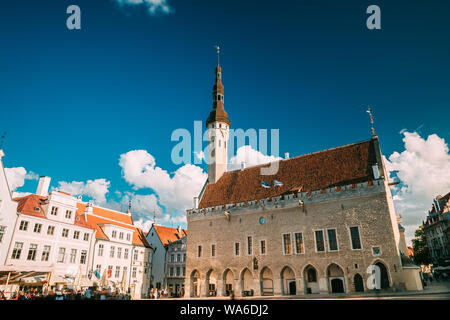 Tallinn, Estland. Berühmte alte traditionelle Rathausplatz im sonnigen Sommerabend. Das Wahrzeichen der Stadt und beliebtes Ausflugsziel. Ziel Scenic. Stockfoto