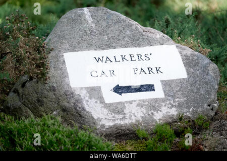 Wanderer Parkplatz Richtung zeigende Pfeil gemalt auf Rock im Wald Stockfoto
