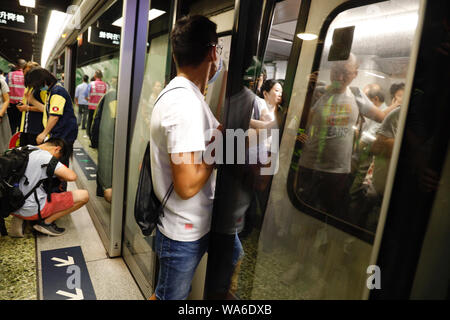 (190818) - Peking, Aug 18, 2019 (Xinhua) - ein Demonstrant absichtlich blockiert die U-Bahn Sicherheit Tür der Zug an Fortress Hill U-Bahn-Station in Hong Kong, South China, August 5, 2019. (Xinhua) Stockfoto