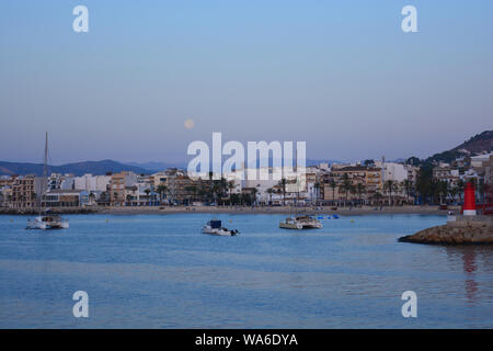 Vollmond über dem Hafen mit Yachten aus La Grava Strand verankert. Am frühen Morgen Licht. Stockfoto