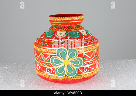 Nahaufnahme von einem bunten Topf Stockfoto