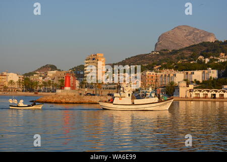 Fischtrawler Rückkehr zum Hafen in den frühen Morgen nach einer Nacht auf See. Goldene Stunde. Stockfoto