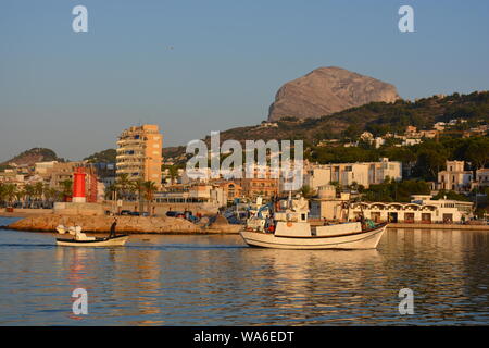 Fischtrawler Rückkehr zum Hafen in den frühen Morgen nach einer Nacht auf See. Goldene Stunde. Stockfoto