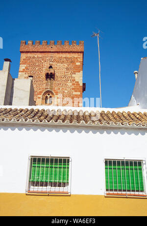 Fassade des Hauses und Don Juan de Austria Tower. Alcazar De San Juan, Ciudad Real Provinz, Castilla La Mancha, Spanien. Stockfoto