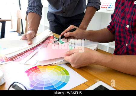 Grafik Designer wählen Sie rosa Tönen von der Farbe bands Ideen zu entwerfen, zu kreativen Designs, Graphic Designer. Stockfoto