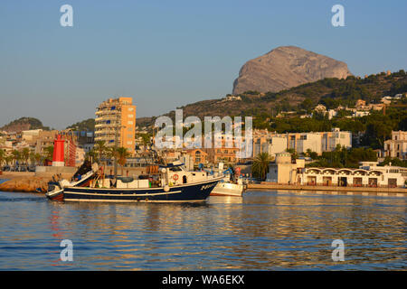 Fischtrawler Rückkehr zum Hafen in den frühen Morgen nach einer Nacht auf See. Goldene Stunde. Stockfoto